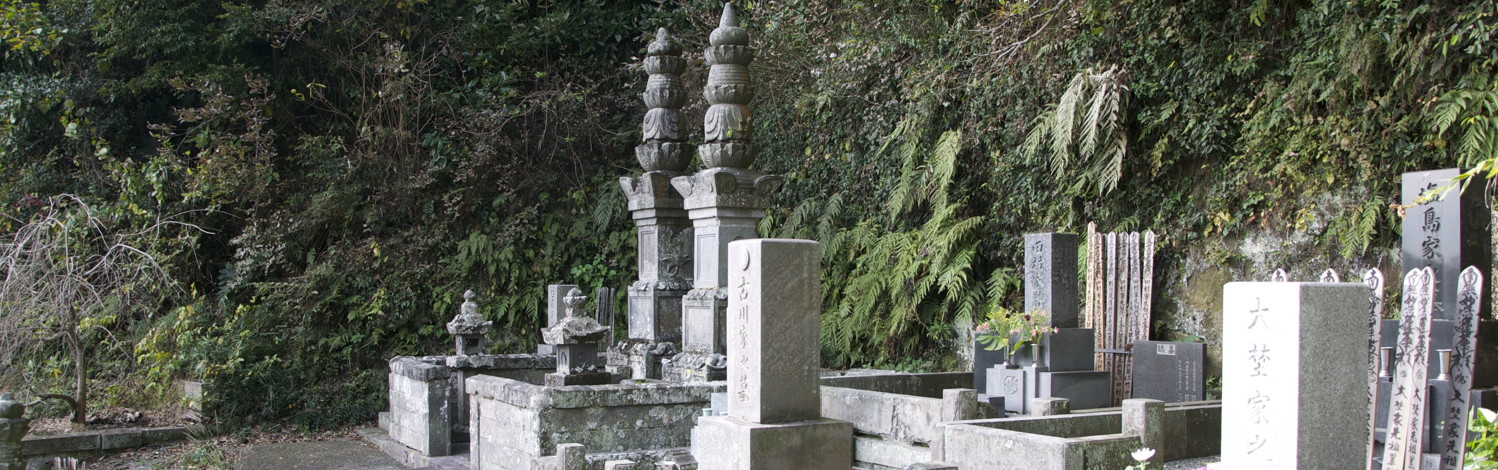 A set of old hillside grave in Kamakura.